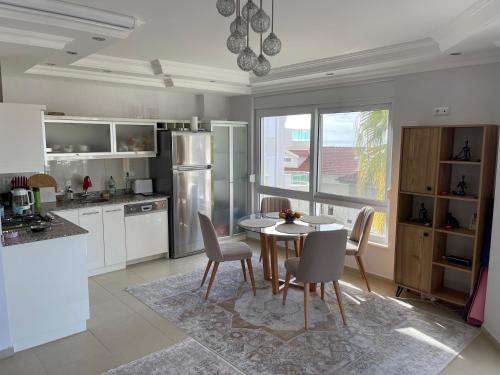 cocina con mesa y sillas en Zen House with sea views, near Kleopatra beach en Alanya