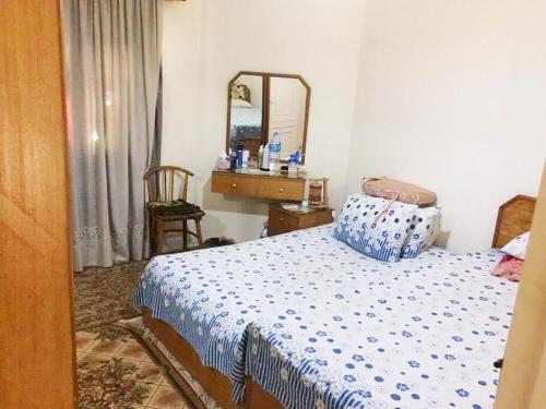 拉斯蘇德爾的住宿－Concorde Royal Beach Village, Ras Sidr, South Sinai Villa 116，一间卧室配有一张床、梳妆台和镜子