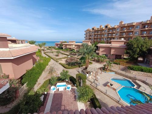 Una vista aérea de un complejo turístico con piscina. en Vila Maia, en Hurghada