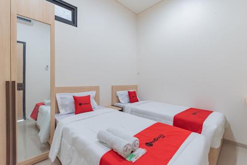 RedDoorz near CSB Mall Cirebon tesisinde bir odada yatak veya yataklar