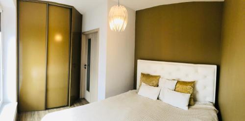 una camera con letto e lampadario a braccio di Apartmán nearly SKI ARENA a Nové Město na Moravě
