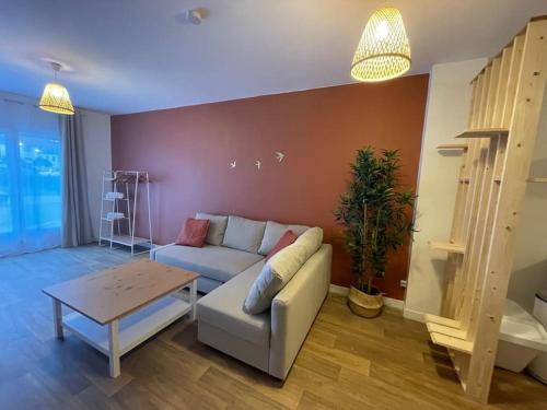 un salon avec un canapé et une table dans l'établissement Le Terracota, à Boulogne-sur-Mer