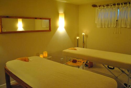 a hospital room with two beds and a mirror at Carilo Soleil By HS in Carilo