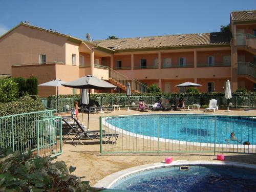 une piscine devant un immeuble dans l'établissement Appartamento con 2 camere da letto a 200 m dalla spiaggia, à Linguizzetta