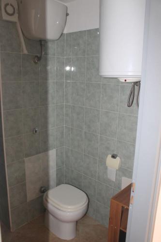 une salle de bain avec toilettes et lavabo dans l'établissement Appartamento con 2 camere da letto a 200 m dalla spiaggia, à Linguizzetta