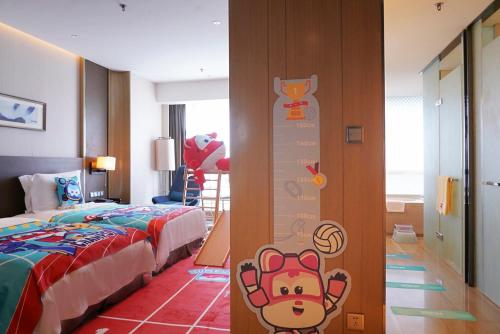 Postel nebo postele na pokoji v ubytování Crowne Plaza Dalian Sports Center by IHG