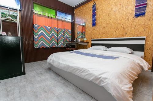 1 dormitorio con 1 cama grande en una habitación en Arku’s House en Chiang Mai
