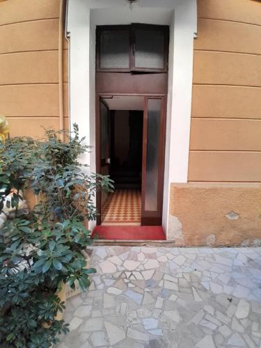 an open door of a building with a tile floor at appartamento Martina, silenzioso a 100 metri dalla metropolitana in Milan