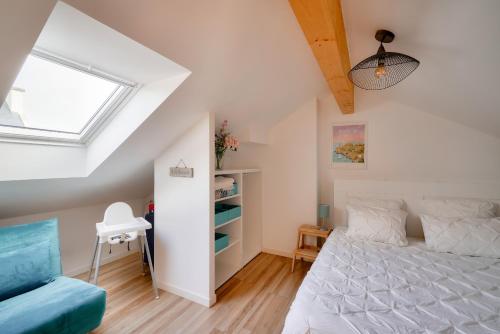 une chambre avec un lit et une fenêtre dans l'établissement Duplex à 100m de la plage de Pors Carn - Surf, à Penmarcʼh