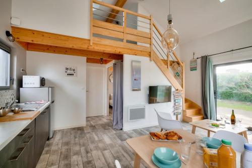 - une cuisine et une salle à manger avec un escalier dans une petite maison dans l'établissement Duplex pour 6 - 100m de la plage de Pors Carn, à Penmarcʼh