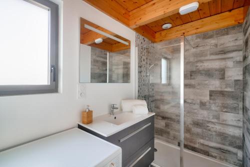 une salle de bain avec un lavabo et une douche dans l'établissement Duplex pour 6 - 100m de la plage de Pors Carn, à Penmarcʼh