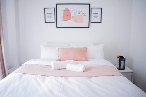 Ένα ή περισσότερα κρεβάτια σε δωμάτιο στο 2 Bedroom Apartment with Modern Finishes Hill Tud Stays