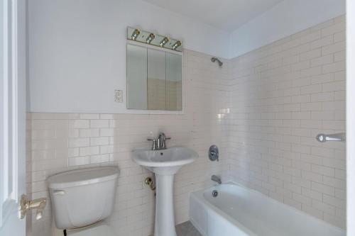 ein weißes Bad mit einem Waschbecken und einem WC in der Unterkunft UWS 1br w in-unit wd elevator nr central park NYC-1324 in New York