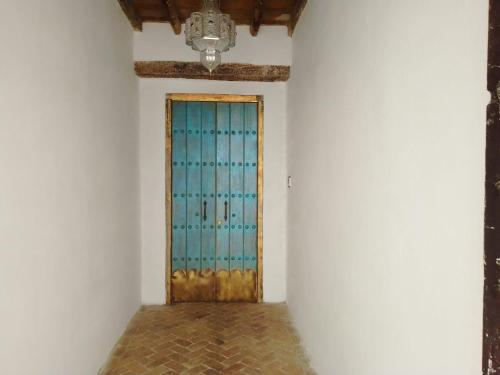 Habitación con puerta con lámpara de araña en La gota de leche 4, en Sanlúcar de Barrameda
