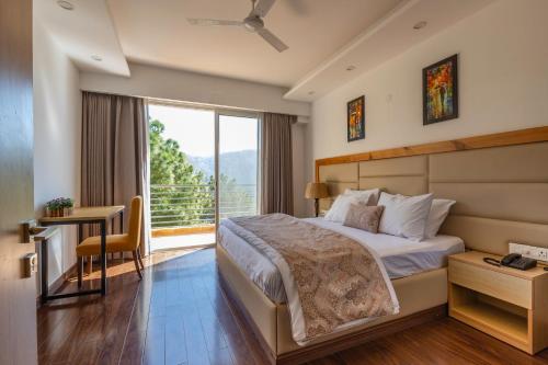 une chambre avec un lit et une grande fenêtre dans l'établissement Pine Maderas by Embrace, à Kasauli