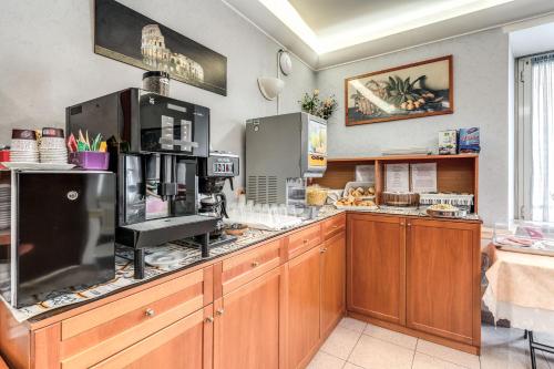 una cucina con bancone e macchinetta del caffè di Hotel Milo a Roma