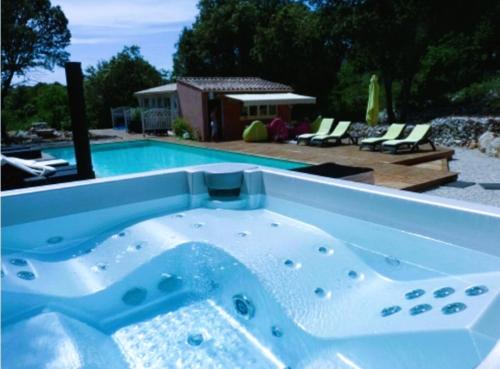 Piscina en o cerca de Au Gre Du Sud