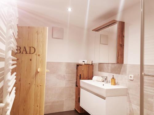 Bilik mandi di Appartements Höpfl