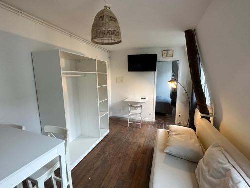 salon z kanapą i stołem w obiekcie Sceaux - Locations de Charme dans Maison w mieście Sceaux
