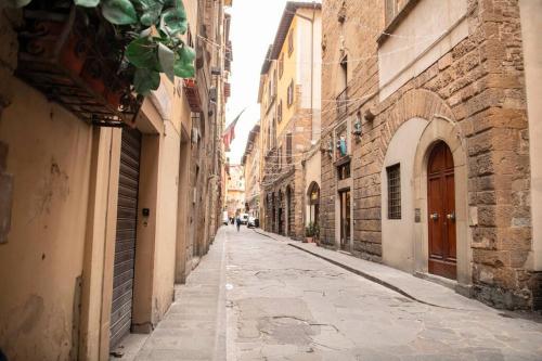フィレンツェにあるMamo Florence - Borgo San Jacopo Apartmentの旧市街の建物が建ち並ぶ空路