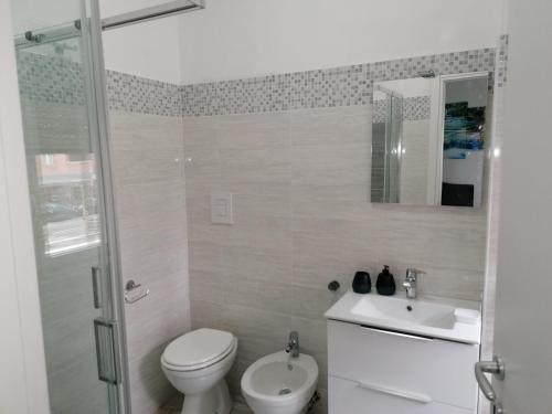 uma casa de banho com um WC, um lavatório e um chuveiro em Casa vacanze Domus Magnifica em Roma