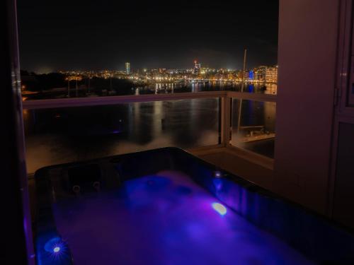 Фотография из галереи Exceptional Tigne Seafront Apartments by Shortletsmalta в Слиме