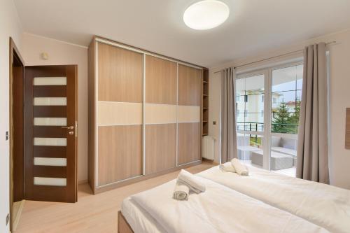 Ένα ή περισσότερα κρεβάτια σε δωμάτιο στο NORTH Apartments Muszelkowa 2