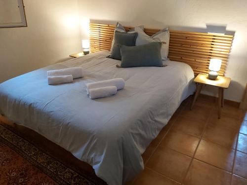 uma grande cama branca com duas almofadas em La Bastine em Lorgues