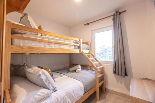 een slaapkamer met 2 stapelbedden en een raam bij Apartamento Nature in Sierra Nevada