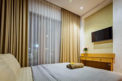 ein Schlafzimmer mit einem Bett und einem großen Fenster in der Unterkunft Pendopo Perwitasari in Timuran