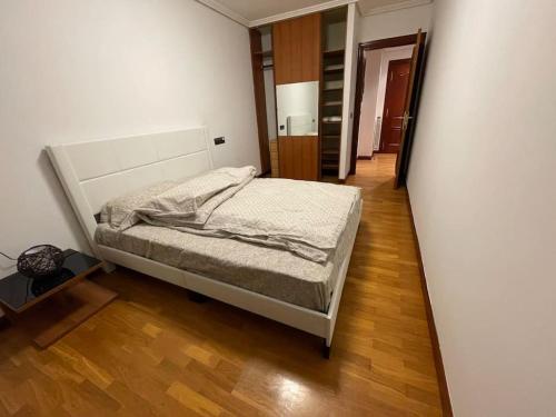 a bedroom with a bed in the corner of a room at Bonito piso con aparcamiento a pie de la calle . in Nájera