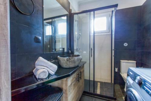 a bathroom with a bowl sink and a shower at INFINITY BLUE in Agní