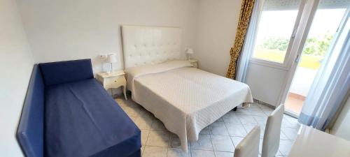 a small bedroom with a bed and a window at Hotel Viña del Mar Pineta in Lido di Jesolo