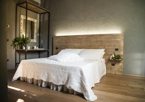 a bedroom with a large bed with a white bedspread at Il Giardino di Ortensia B&B in Bientina