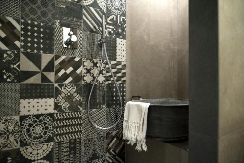 W łazience znajduje się prysznic i wanna. w obiekcie Il Giardino di Ortensia B&B w mieście Bientina