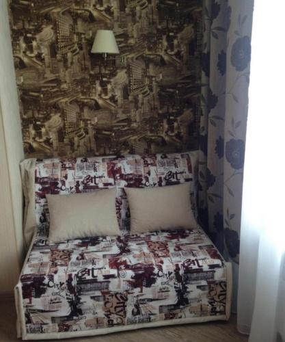 een bed in een slaapkamer met een muurschildering bij VIP apart 492 in Tbilisi City