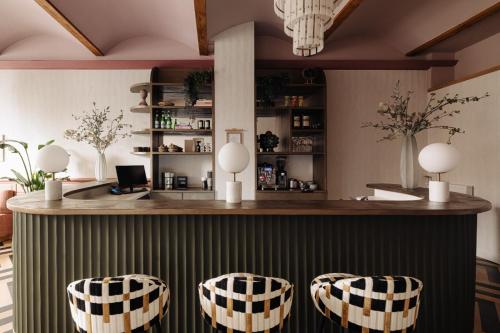 De lounge of bar bij NEWLY OPENED - Parklane Hotel