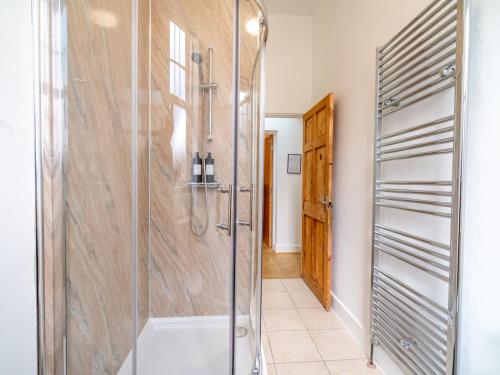 baño con ducha y puerta de cristal en Pass the Keys Cosy 2 Bedroom Apartment near city centre, en Nottingham