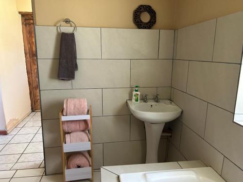 uma pequena casa de banho com lavatório e WC em Plaashuisceres em Ceres