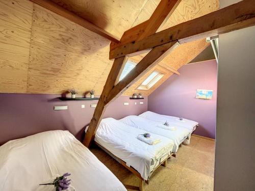 two beds in a room with a attic at Blauwhof - Steenkerke in Veurne