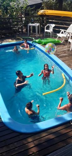 um grupo de pessoas a nadar numa piscina em Vila da Mata Hospedagem na Praia do Rosa