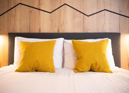 Postel nebo postele na pokoji v ubytování Szlakami 5 Dolin - apartamenty obok Doliny Strążyskiej - sauna i parking GRATIS!