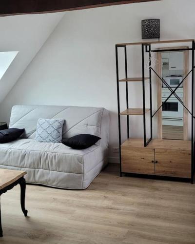 - un salon avec un canapé blanc et une étagère dans l'établissement Studio lumineux proche du centre-ville, à Étaples