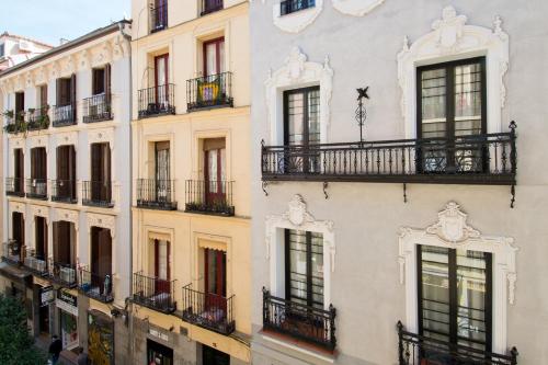 fasada budynku z balkonami i oknami w obiekcie Amor de Dios 17 Luxury Suites w Madrycie