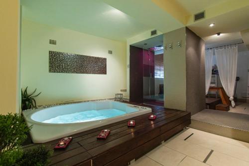 un ampio bagno con vasca e doccia di Marina 10 Design Hotel & SPA a Ischia