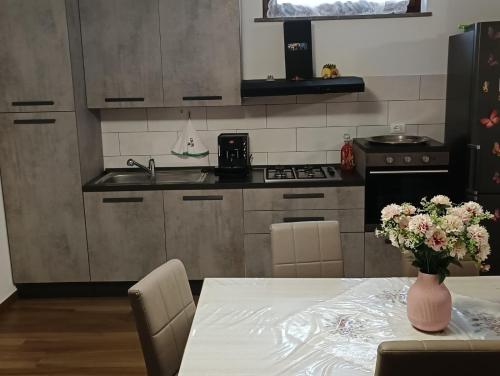 uma cozinha com uma mesa com um vaso de flores em Tenuta Quadrone em Cura