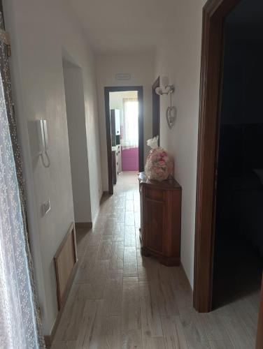 a hallway with a room with a door and a floor at Tenuta Quadrone in Cura