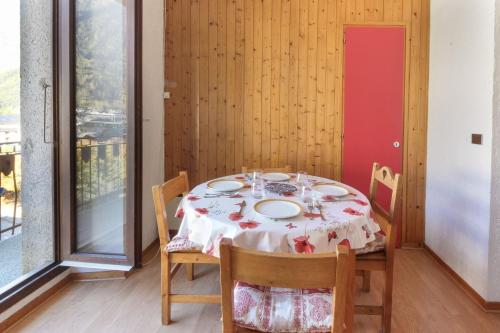 une salle à manger avec une table et des chaises et une fenêtre dans l'établissement Carlton - Center of Chamonix - Historic building, à Chamonix-Mont-Blanc