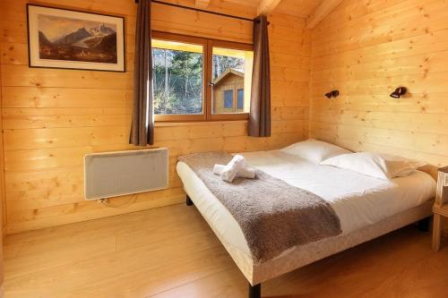 a bedroom with a bed in a log cabin at Le Petite Chalet Tourmente in Chamonix-Mont-Blanc