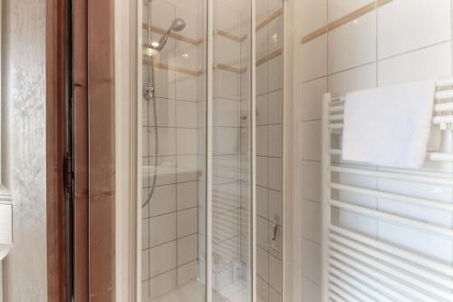 y baño con ducha y puerta de cristal. en Albertine - Centre de Chamonix - Garage - Mountain Views!, en Chamonix-Mont-Blanc